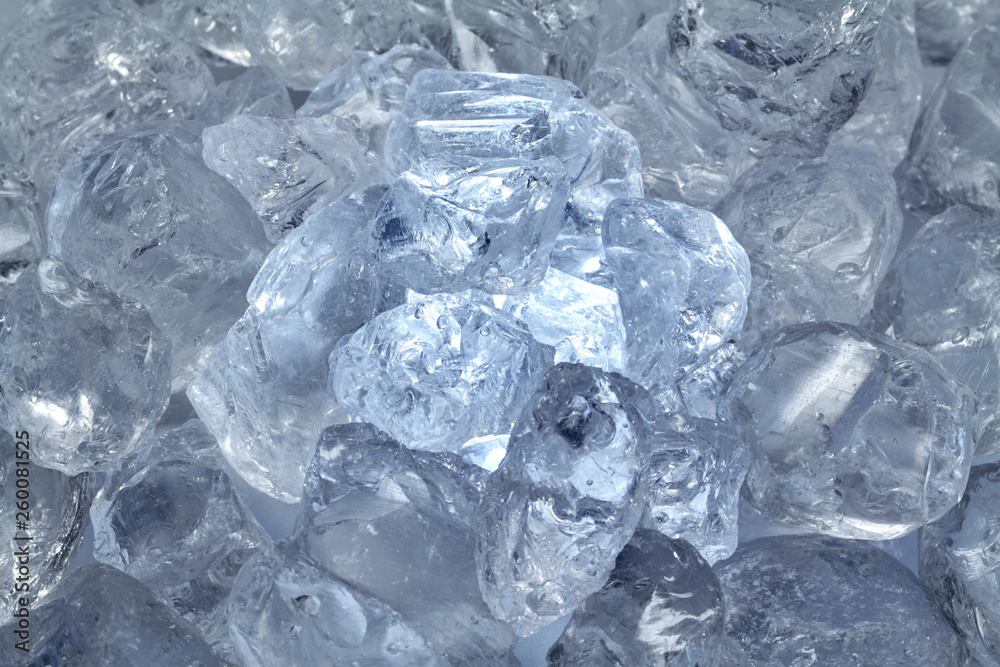 Glasstücke liegen auf einem Haufen übereinander. Glasstücke liegen auf einem Haufen übereinander.