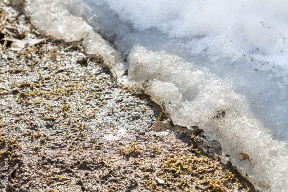 Obraz premium Early spring snow melts outside the city in Sunny weather