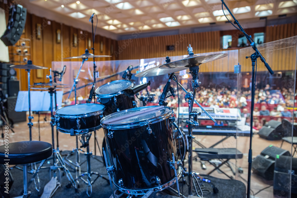 Naklejka premium synthesizers on the background of the audience before the concert