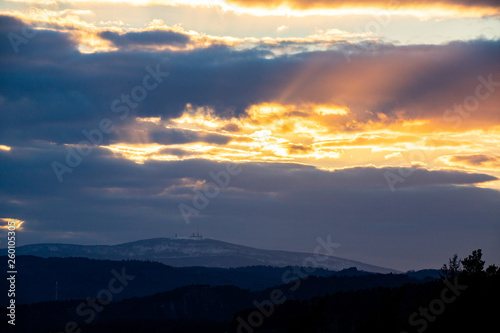 Blick auf den Brocken im Harz bei Sonnenuntergang