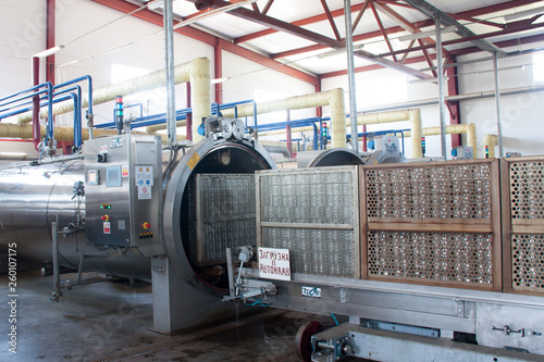 Photos Working process of the production of green peas on cannery