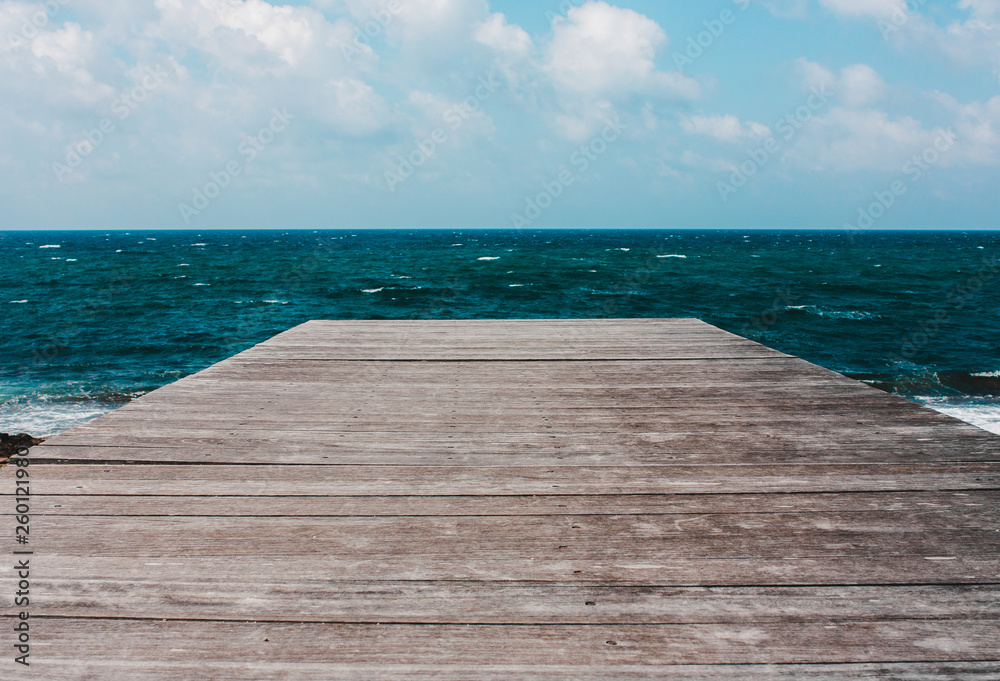 Obraz premium Stary drewniany most, molo, molo na morzu, ocean