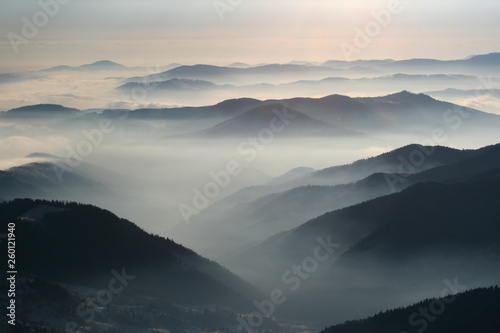 Mountains and mountains, crest and low clouds