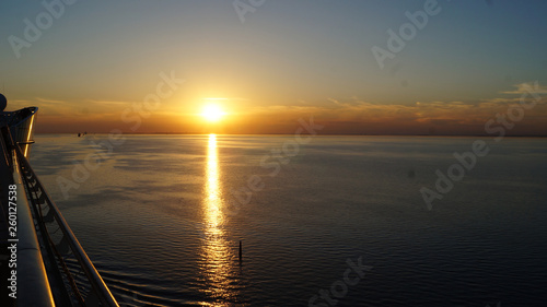 Sonnenuntergang von einem Schiff aus fotografiert