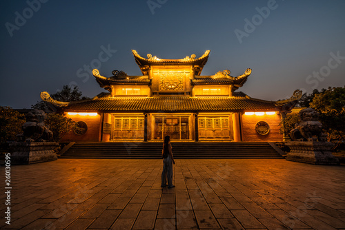 Obraz na płótnie A woman poses in front of a Buddhist temple in Vietnam. Bai Dinh Pagoda w salonie