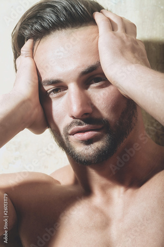 Male portrait. Guy face close up. Handsome bearded naked man looking at  camera. Sexy man. foto de Stock | Adobe Stock