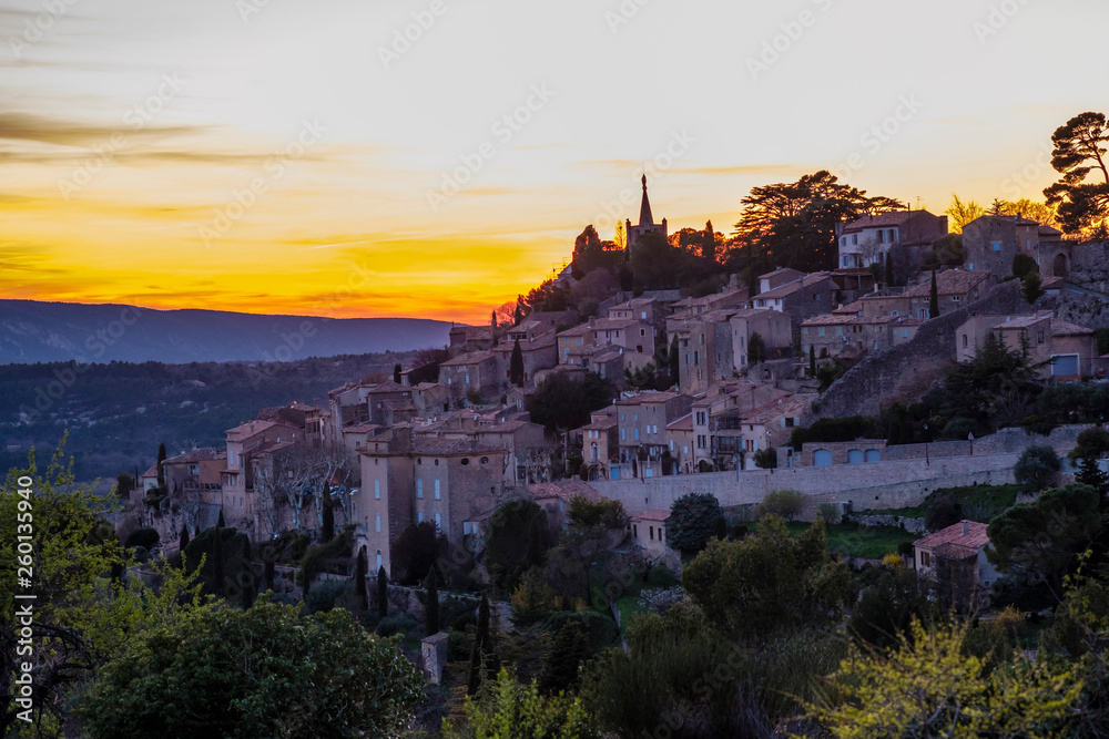 Vue panoramique sur le village de Bonnieux, Provence, Luberon, France. Coucher de soleil. 