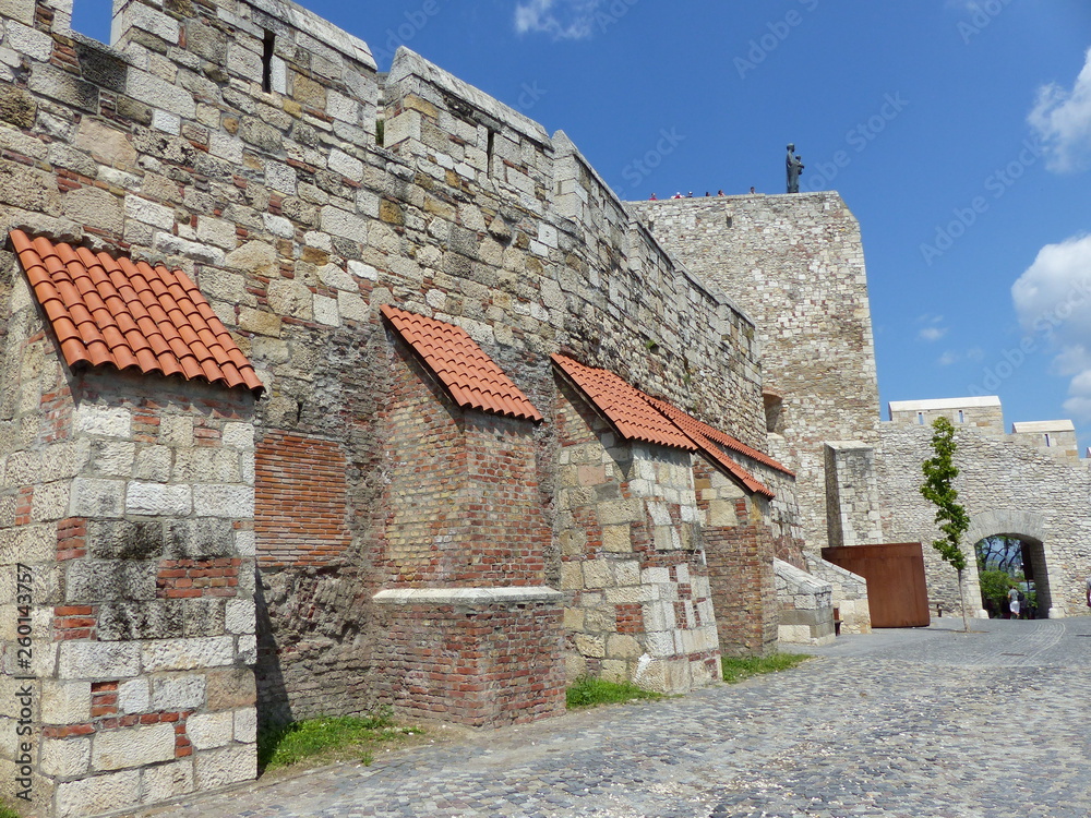 Mura di pietra che circonda la parte antica del castello di Buda a Budapest in Ungheria.