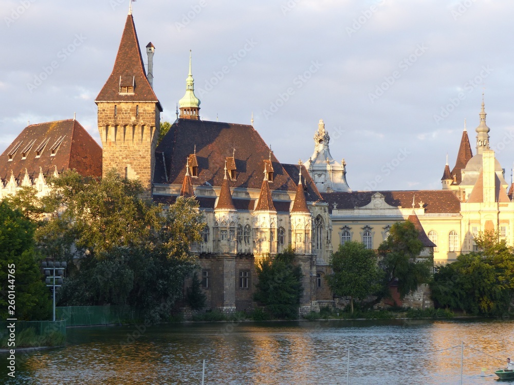 Naklejka premium Castello Vlajdahunyadin sul fiume al tramonto a Budapest in Ungheria.