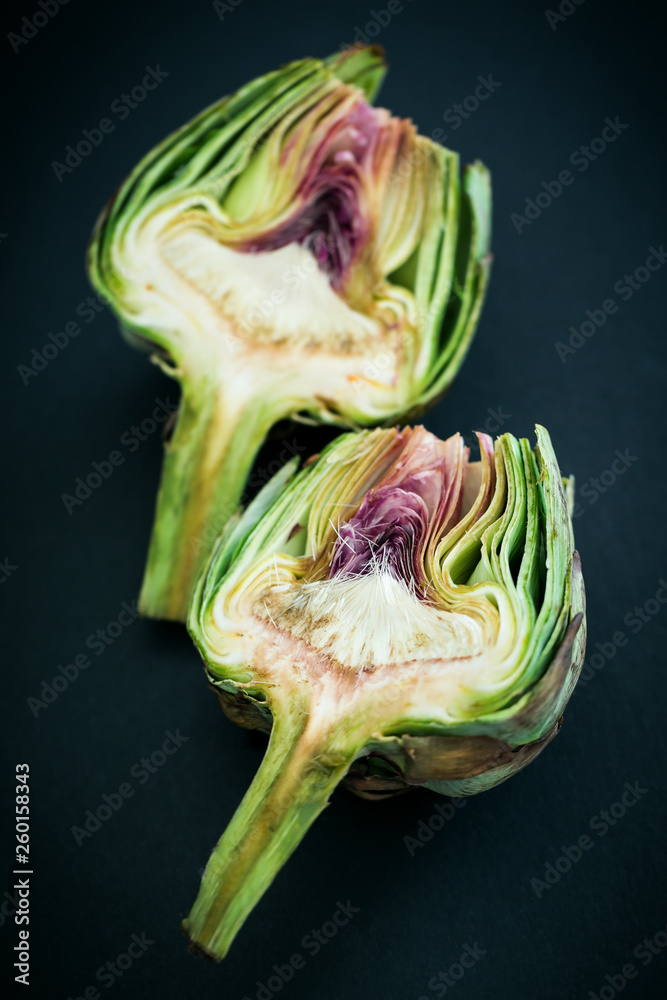Obraz premium Fresh raw half cut artichokes