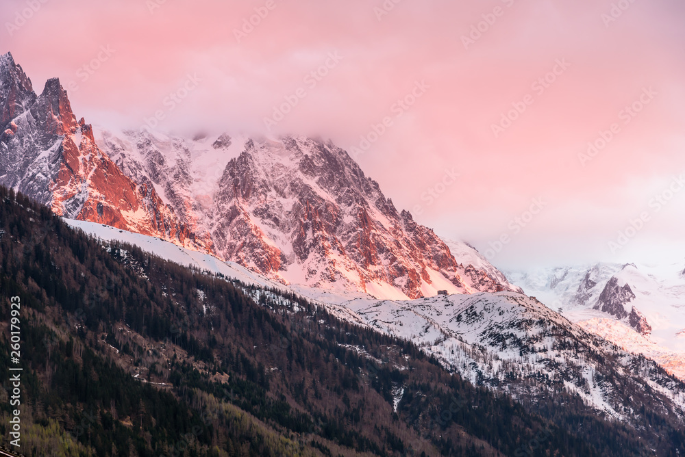 Vista de montaña nevada al atardecer en Chamonix, francia, Mont Blanc, colores pastel