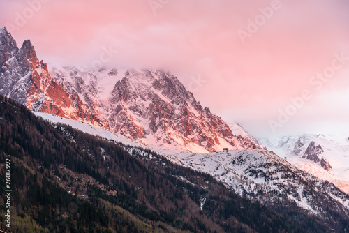 Fototapeta Naklejka Na Ścianę i Meble -  Vista de montaña nevada al atardecer en Chamonix, francia, Mont Blanc, colores pastel