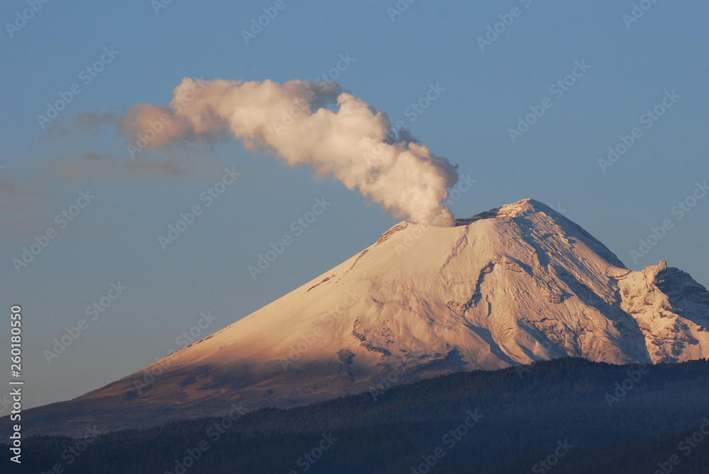 Erupción de Volcan Popocatepetl, México, con fumarola  en Puebla