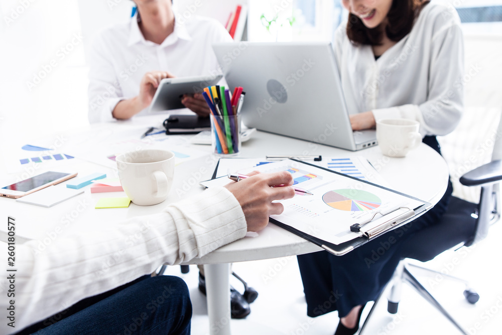 Obraz premium 和やかに会議をする若手ビジネスマン