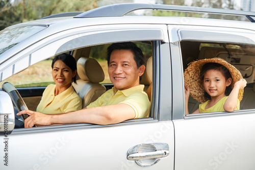 Cheerful family riding in car © Seventyfour