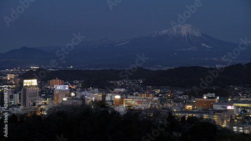 鳥取県米子城跡から見た米子市と大山の夜景 © maso11