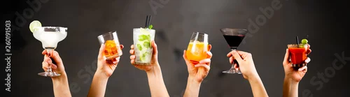 Panel kuchenny z motywem Hands holding classic cocktails on rustic background
