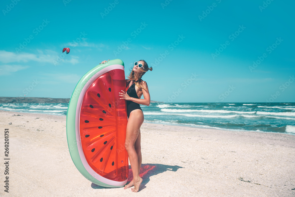 Fototapeta Model z arbuzowym lilo na plaży