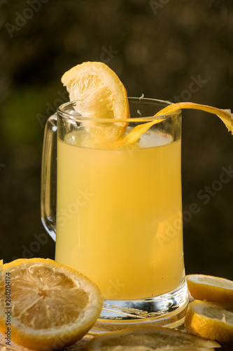 Bild auf Leinwand ein glas frisch gepresster zitronensaft mit eiswürfeln als erfrischung an heißen