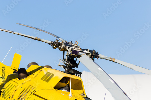 Fototapeta Naklejka Na Ścianę i Meble -  detail of the rotor of a yellow helicopter with the sky in the background