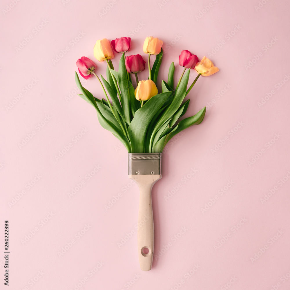Fototapeta Koncepcja kreatywna wiosna wykonane pędzlem i kolorowe kwiaty tulipanów na pastelowym różowym tle. Minimalistyczny charakter leżał płasko.