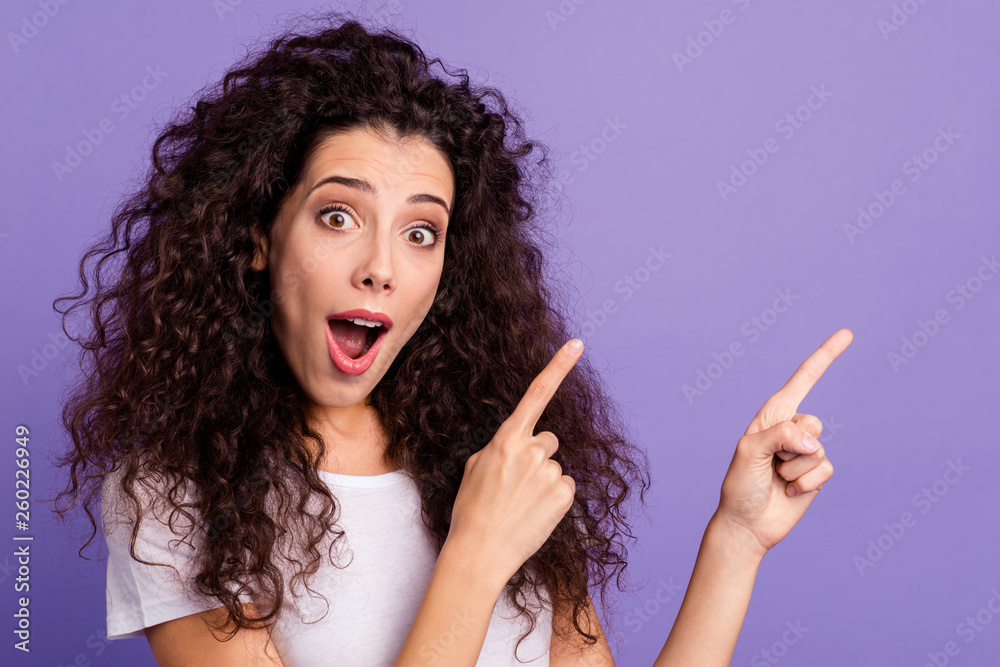 Obraz premium Close up photo beautiful funny funky her she lady big eyes open mouth hold arms index fingers empty space advise buy buyer product wear casual white t-shirt clothes isolated violet purple background