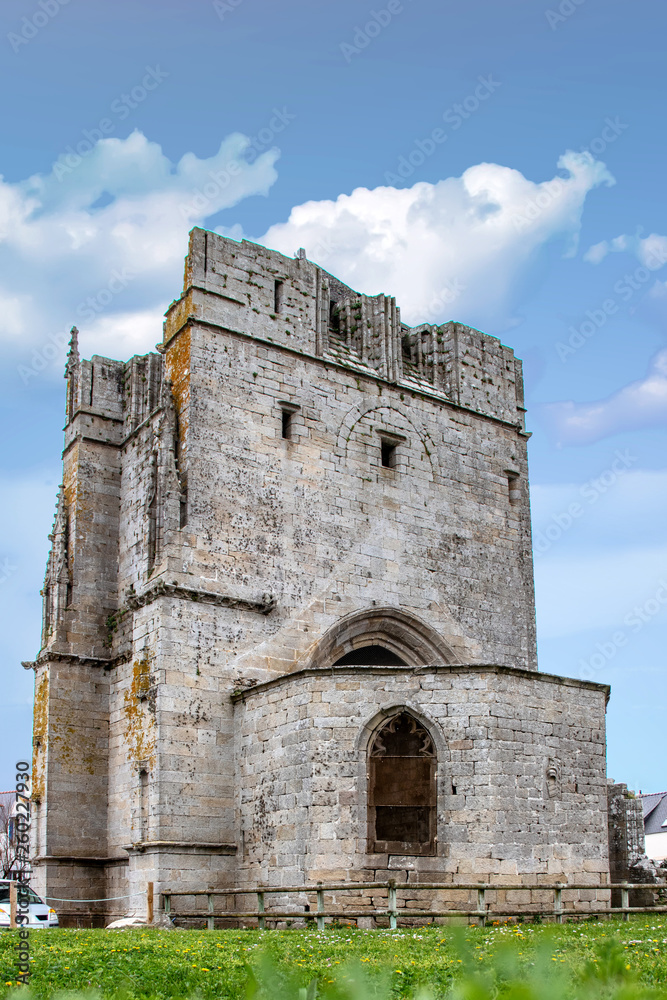 Saint Guénolé. La Tour Carrée, vestige d'une ancienne église. Finistère, Bretagne