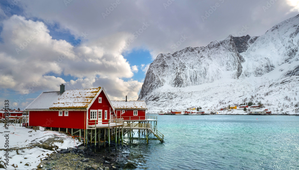 rote Holzhäuser am Fjord