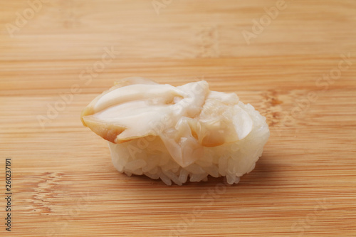 まな板にのせたツブ貝 寿司