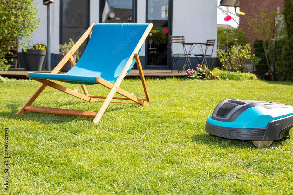Mähroboter übernimmt die Rasenpflege Mähroboter übernimmt die Rasenpflege