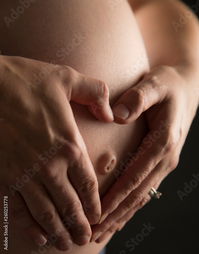 Obraz na płótnie pregnant woman, cordate hands w salonie