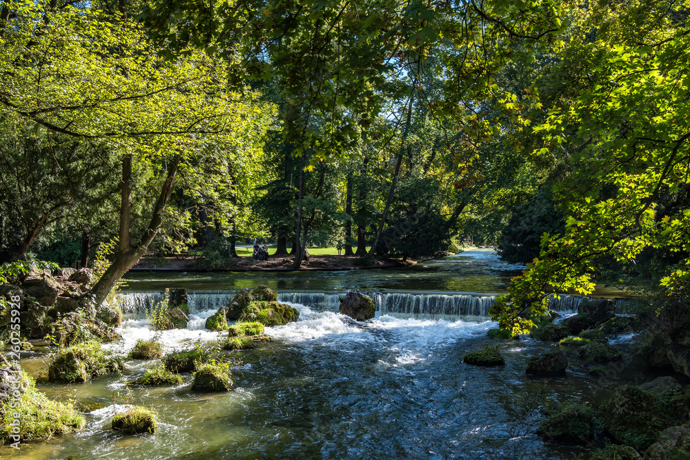 Obraz premium water of the isar in The English Garden, Munich, Germany.