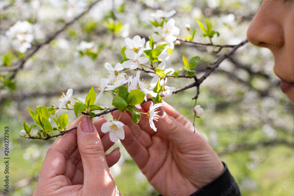 Ταπετσαρία Allergic woman's hand outdoor on springtime