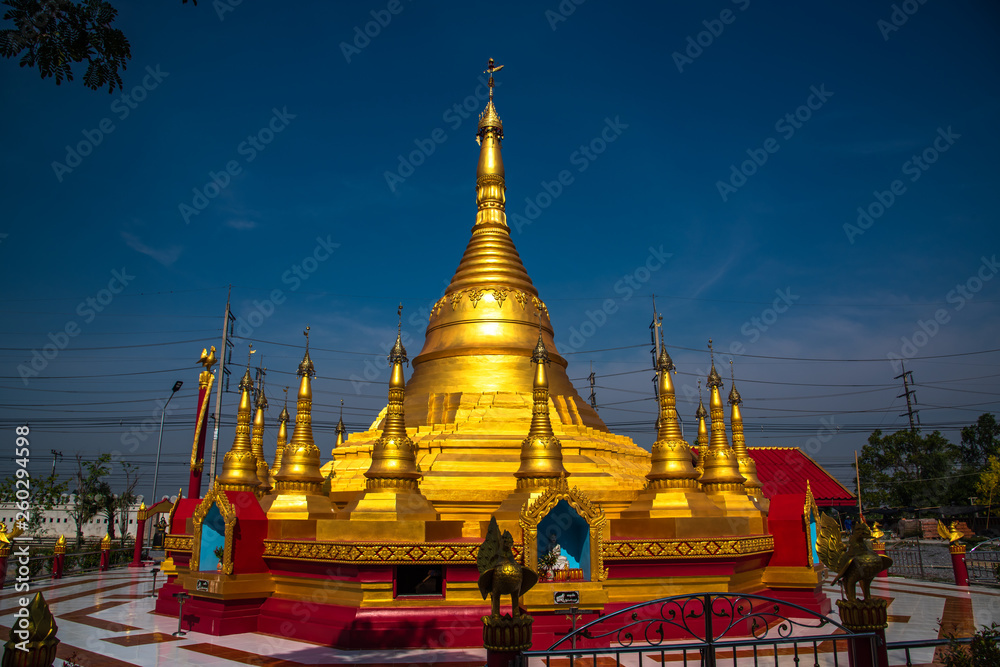 Naklejka premium Golden Pagoda with blue sky.