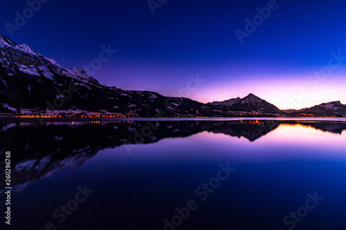 Sonnentuntergang am See mir Bergen in der Blauenstunde © Stankovic