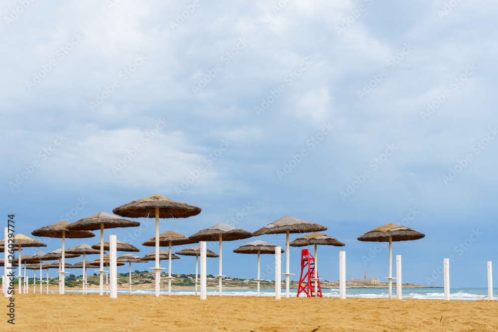 Strand und Strandpromenade in Sampieri Sizilien im Licht eines abziehenden Unwetters