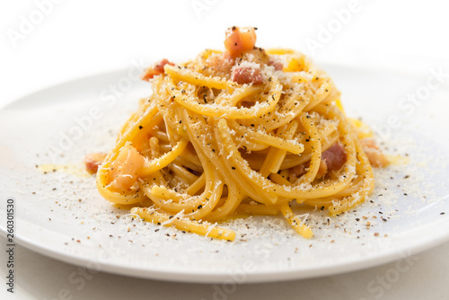 Spaghetti alla carbonara, tipica ricetta di pasta italiana photo