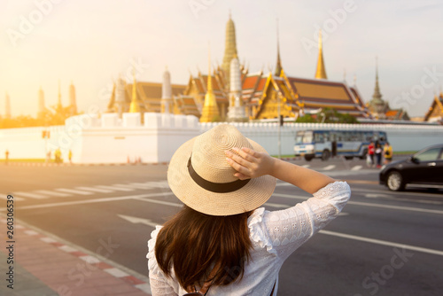 Canvas Print Tourist is enjoy watching the view of Bangkok Wat Phra Keaw and Grand Palace landmark of Bangkok