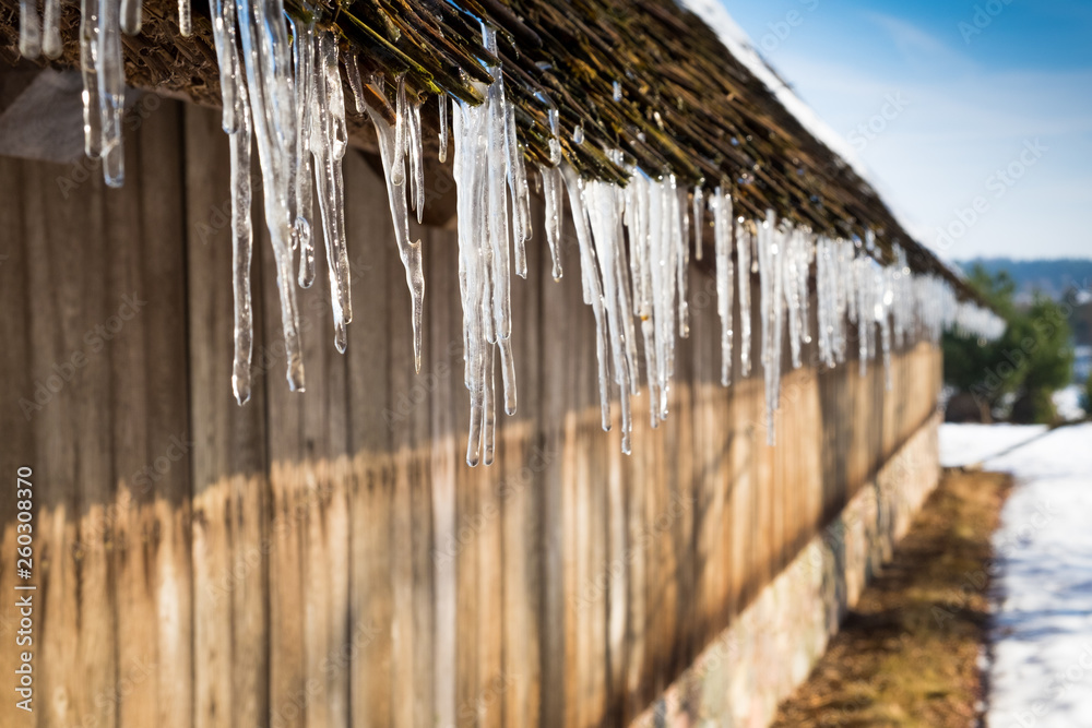 Fototapeta premium Eiszapfen am Dach