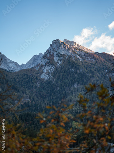 Angestrahlter Berg in Bayern