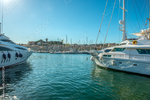 jachty przycumowane w porcie, Cannes, Francja