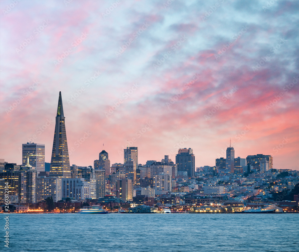 Obraz premium San Francisco skyline at dusk, California - USA