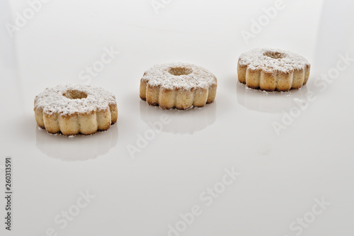 biscotti pasta frolla tipo canestrelli fondo bianco