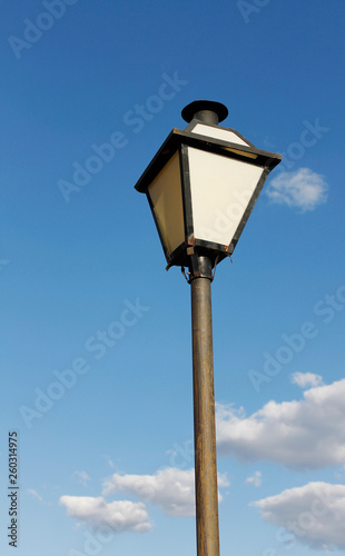 Schilderij op canvas Lamp post. Art of one vintage street illuminator on sky.