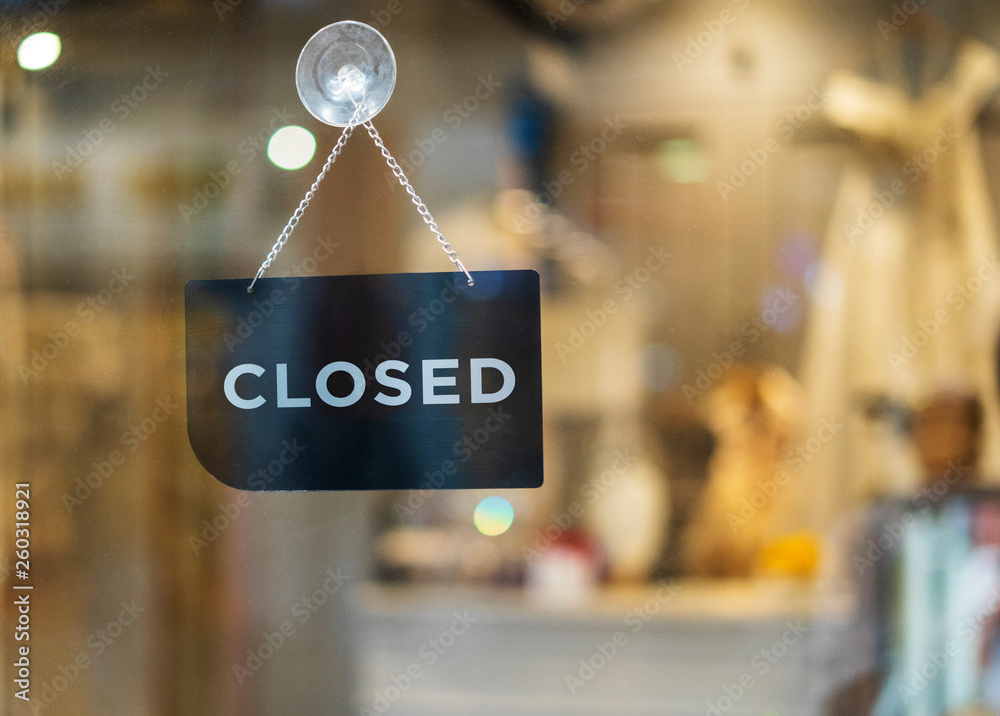 closed sign hanging outside a restaurant, store, office or other - obrazy, fototapety, plakaty 