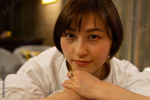 Fotografie Asian chinese girl having a good time at a coffee shop in hangzhou, China