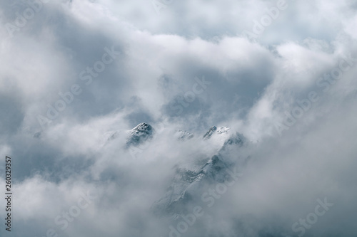 Wallpaper Mural sommet pyrénéen dans les nuages Torontodigital.ca