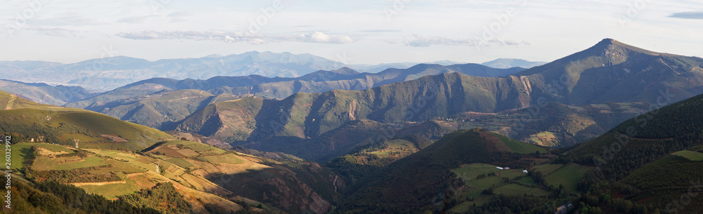 Vista panorámica elevada desde Piedrafita del Cebrero ( O Cebreiro ), de paisaje montañoso  en Galicia España 