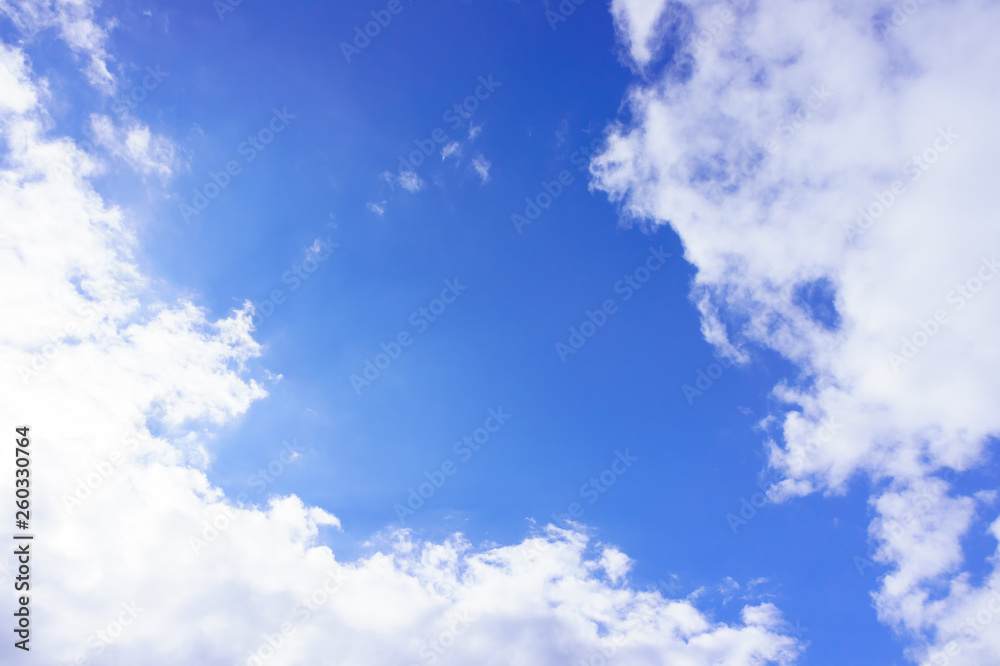 Obraz premium Beautiful white fluffy clouds in the blue sky day, cloud day. It best for background, abstract or blur.