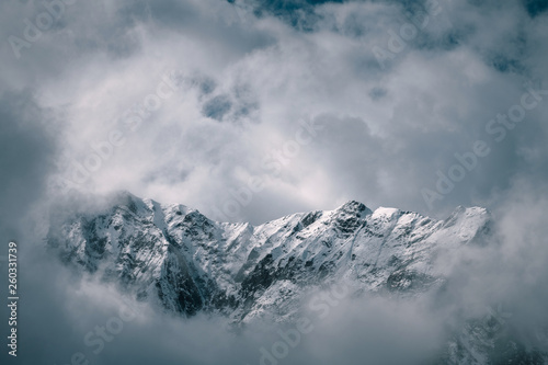 sommet pyrénéen dans les nuages © Marc Andreu
